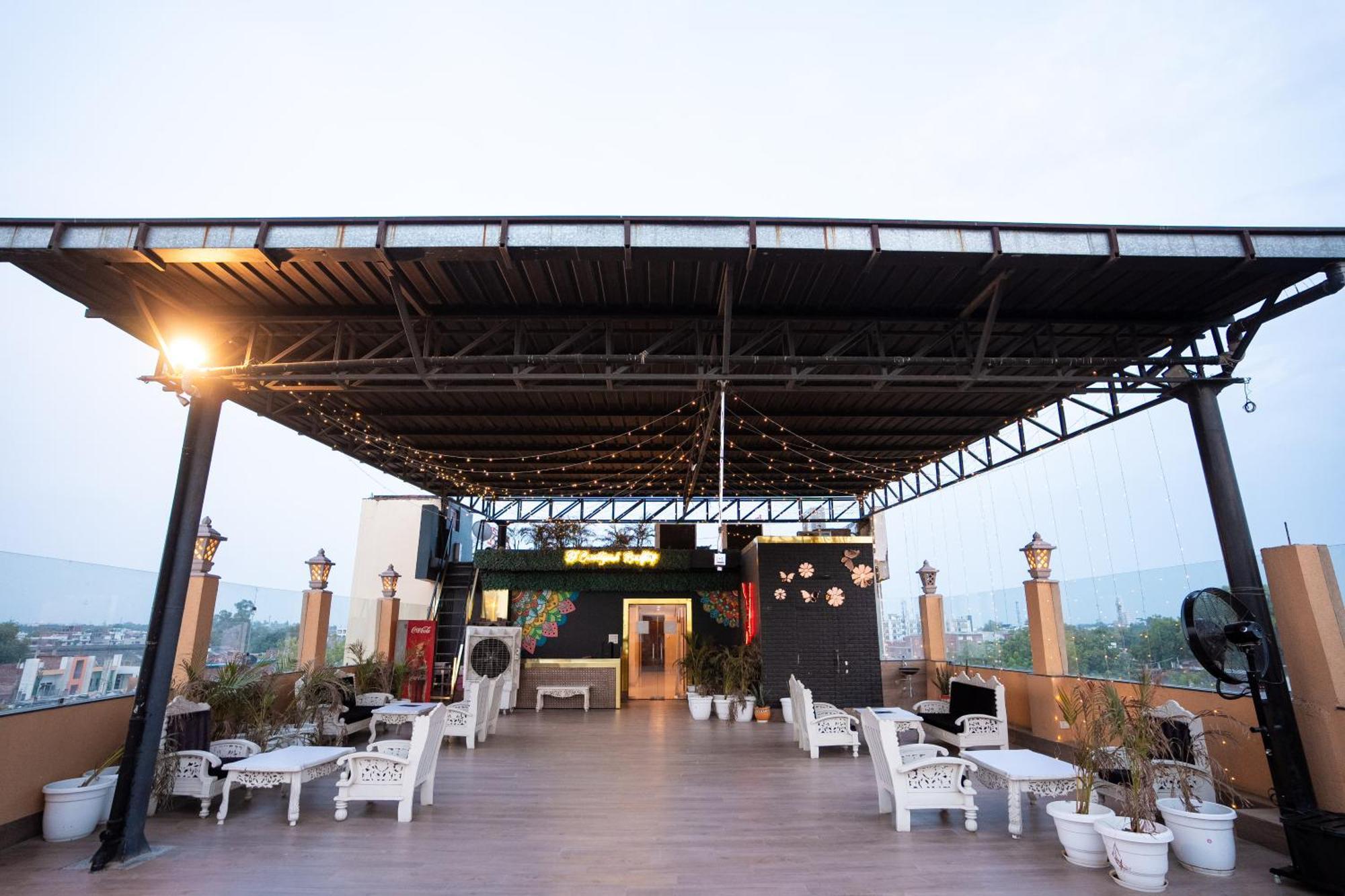 Hotel Radiance Courtyard Varanasi Exteriör bild